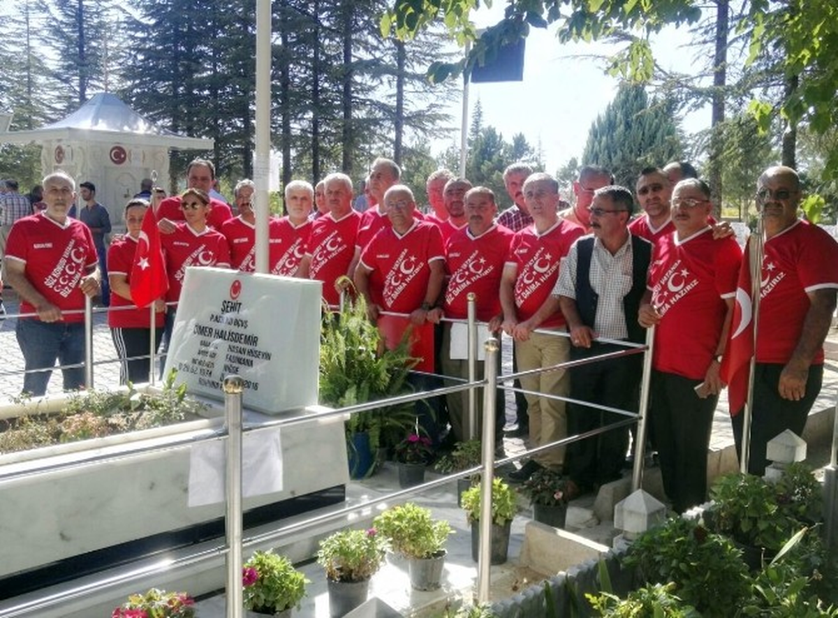 33 Yıllık Asker Arkadaşları, Şehit Ömer Halisdemir\'in Mezarında Buluştu