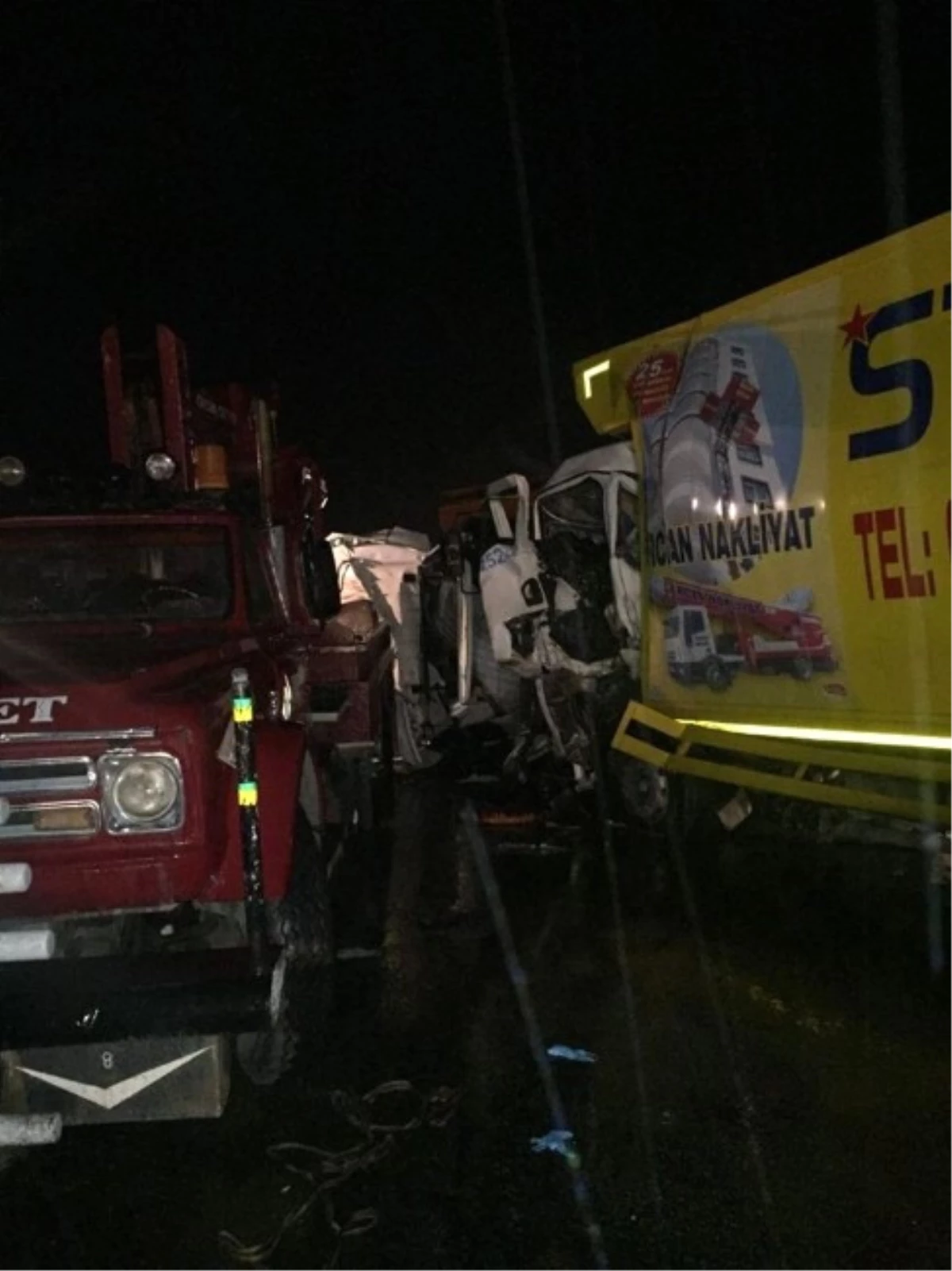 Afyonkarahisar\'da Trafik Kazası: 3 Ölü, 5 Yaralı