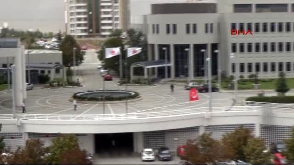 Ankara\'da Şiddetli Rüzgar Bakanlığın Bayrak Direğini Devirdi