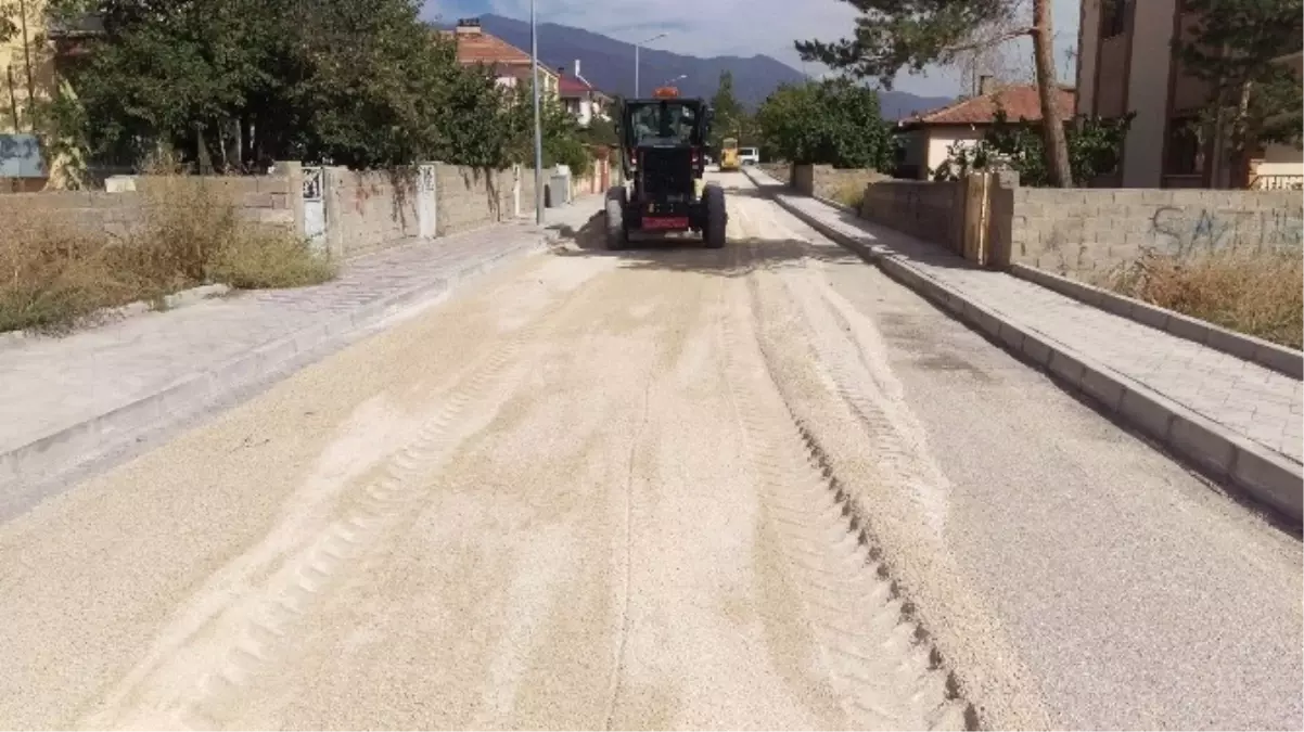 Atatürk Mahallesinde Asfalt ve Kaldırım Çalışmaları Devam Ediyor