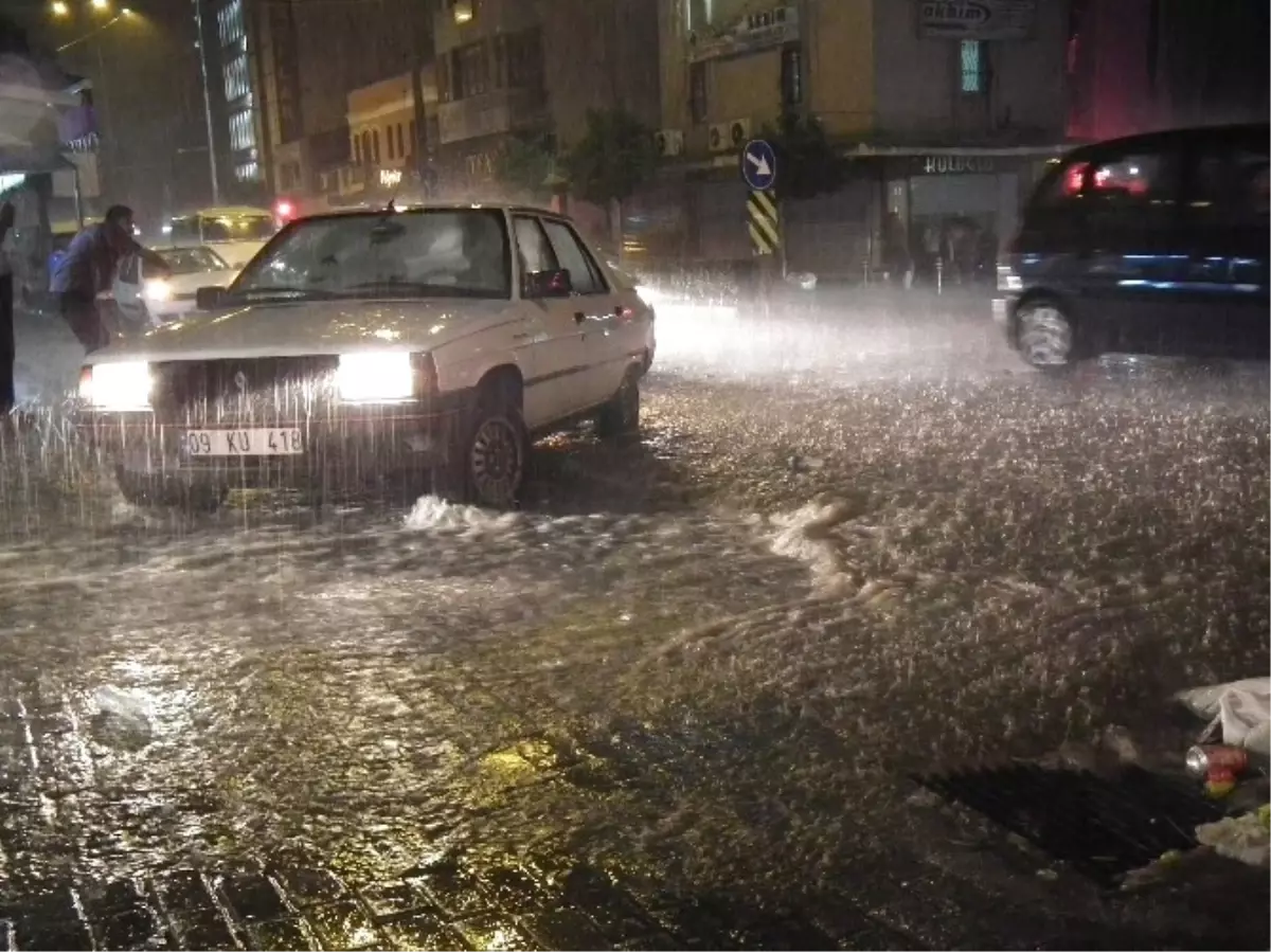 Aydın\'da Sağanak Yağış Trafiği Dururdu