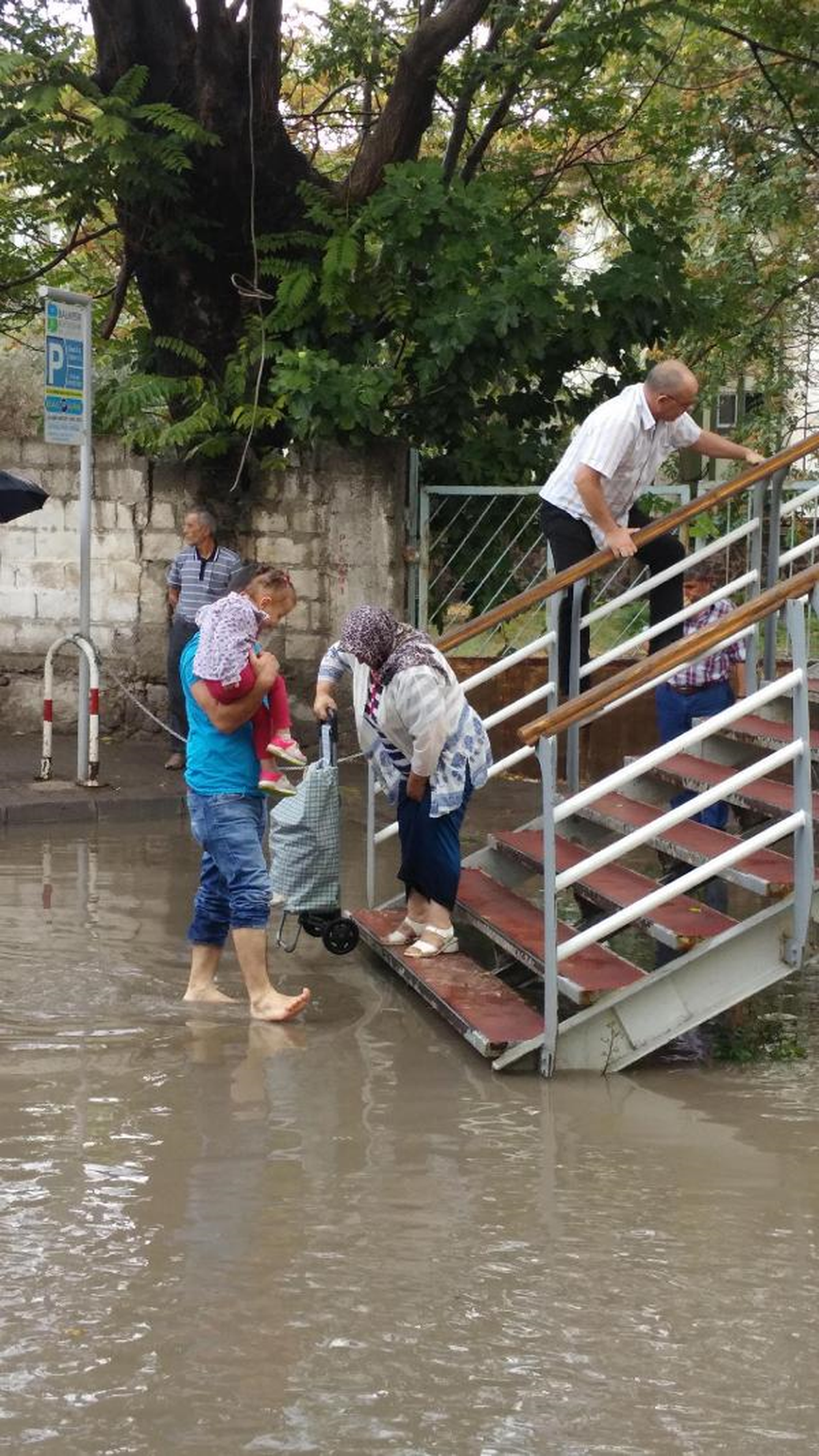 Balıkesir\'i 15 Dakikalık Sağanak Yağmur Vurdu