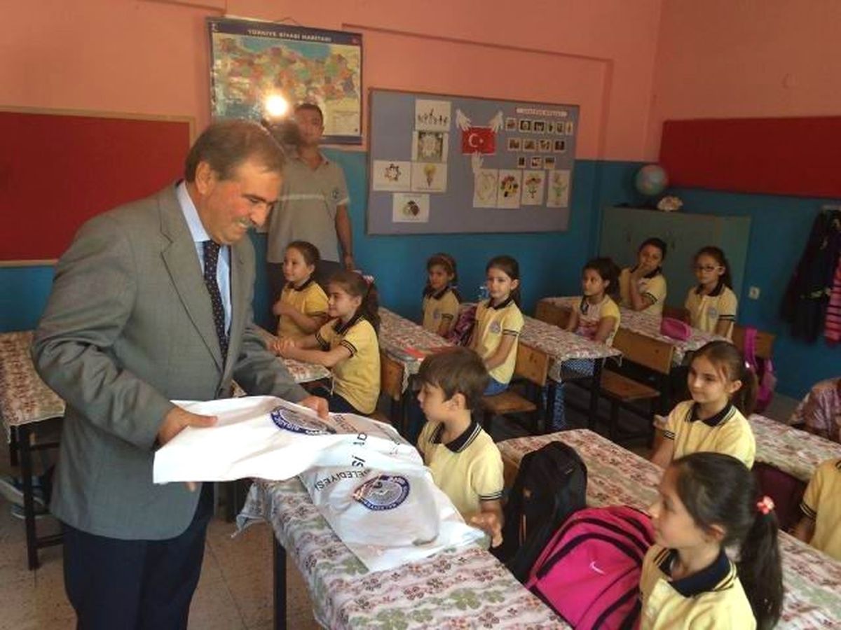 Başkan Avcu, Kırtasiye Malzemesi Dağıttı