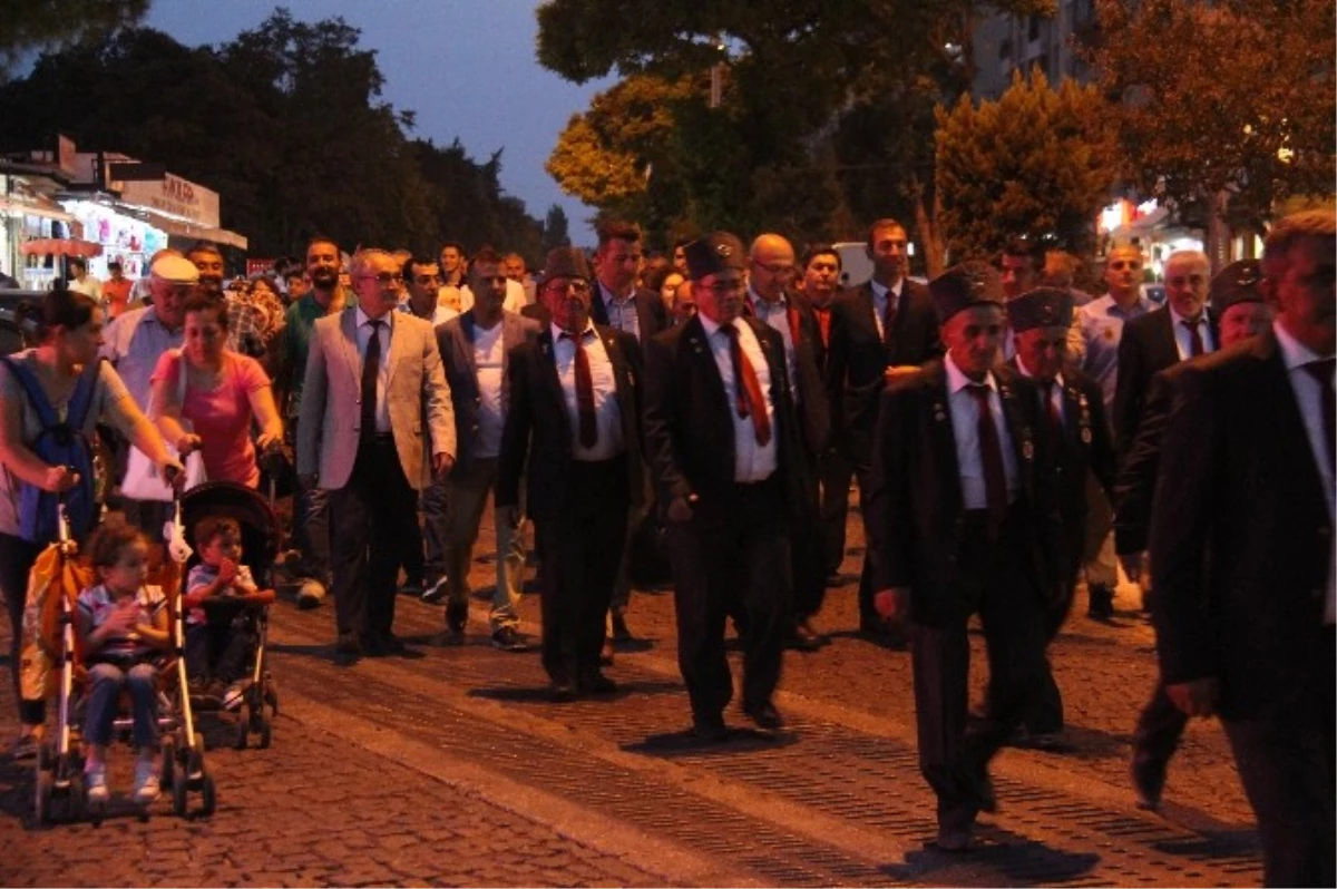 Bergama\'daki Vatandaşlar Gaziler Gününde Mehter Takımıyla Yürüdü