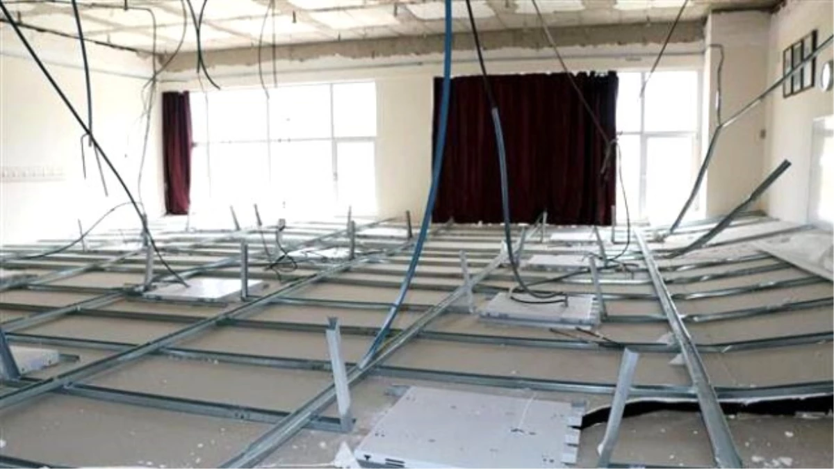 Derste Sınıfın Tavanı Çöktü: 5 Yaralı