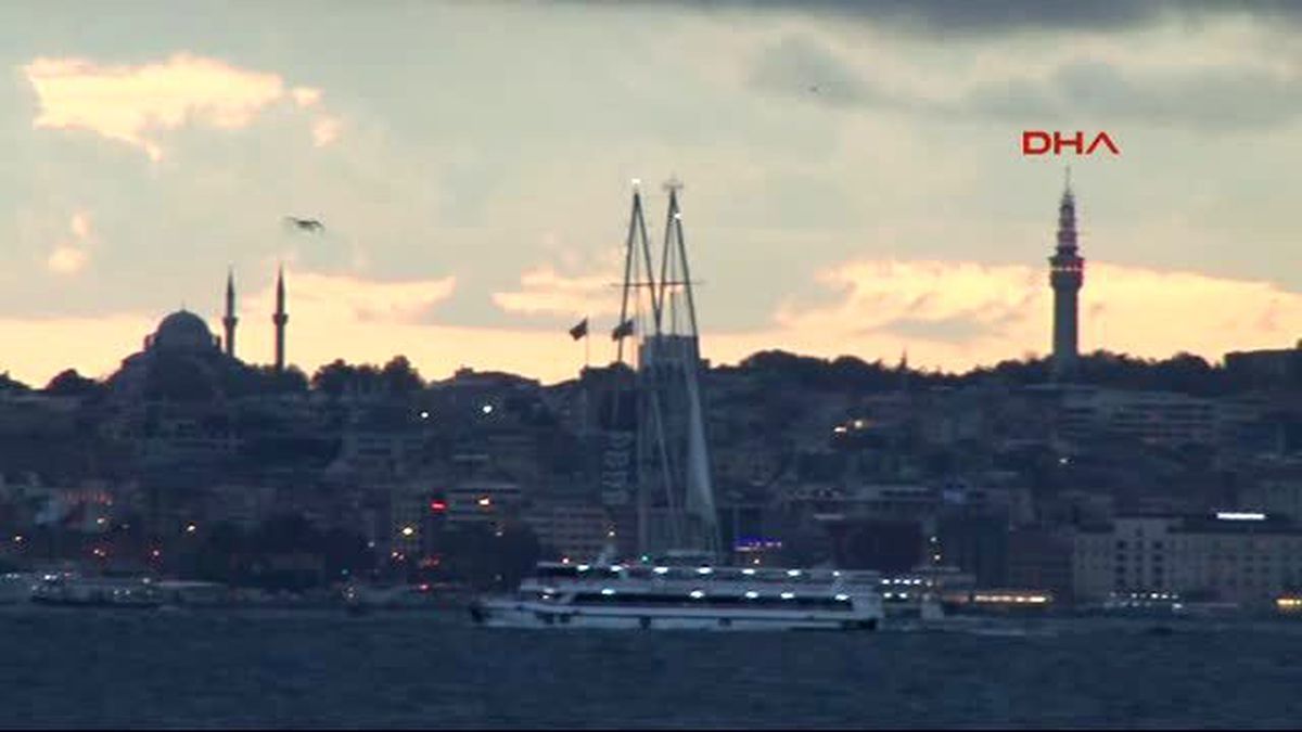 Efsane Gemi Boğazdan Geçti