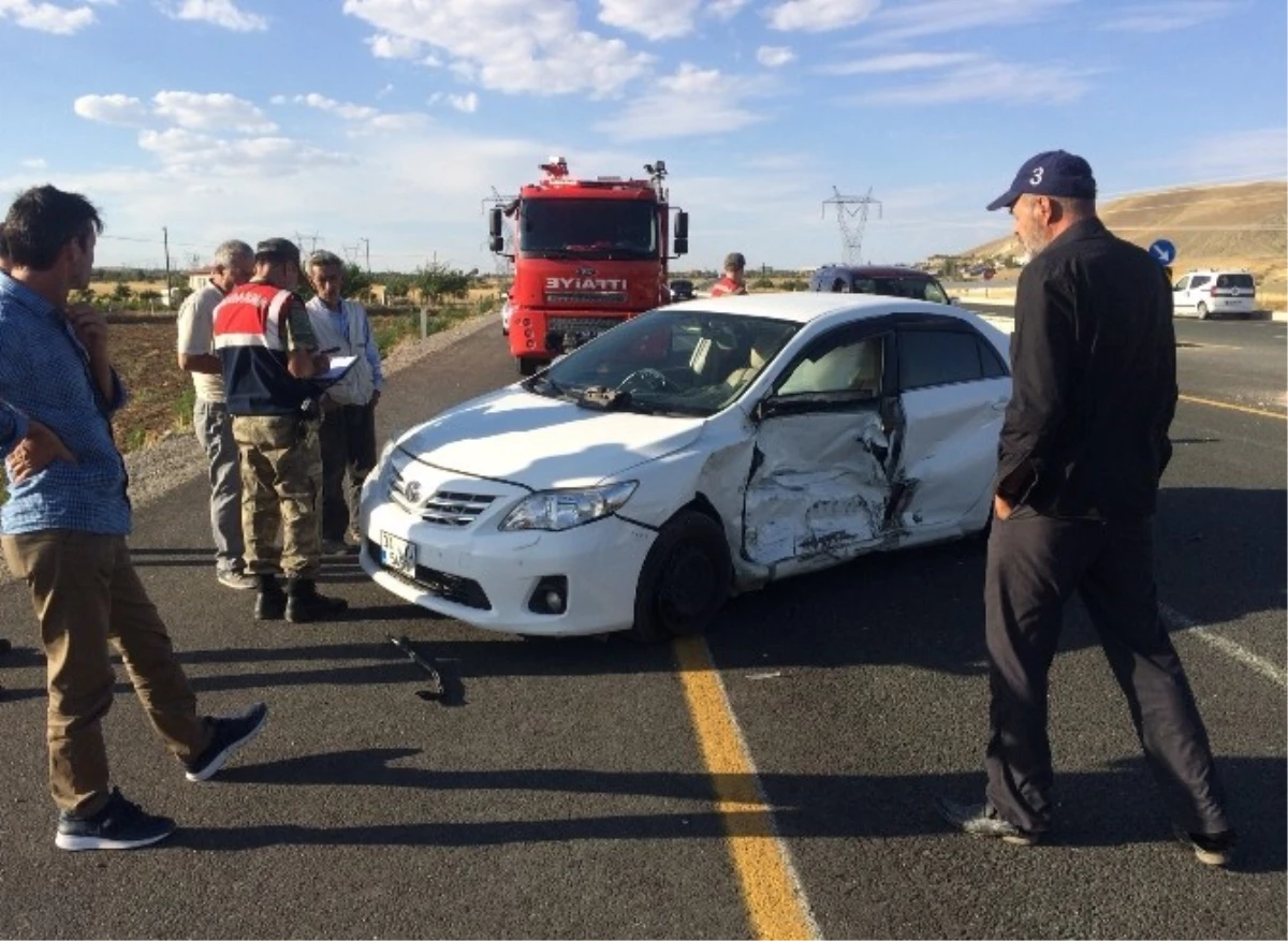 Elazığ\'da Otomobil ile Kamyonet Çarpıştı: 3 Yaralı