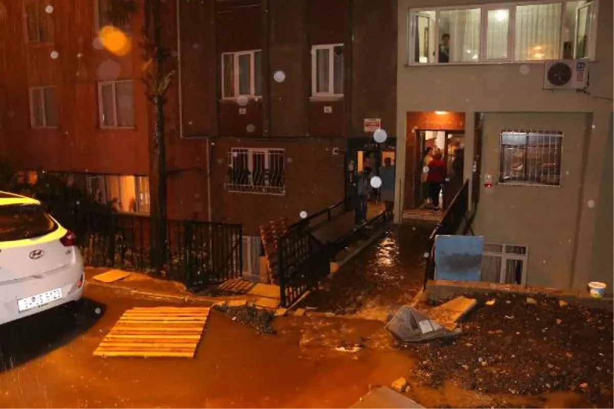 Fotoğraf) Şişli\'de 9 Daire Yağmur Suları Altında Kaldı