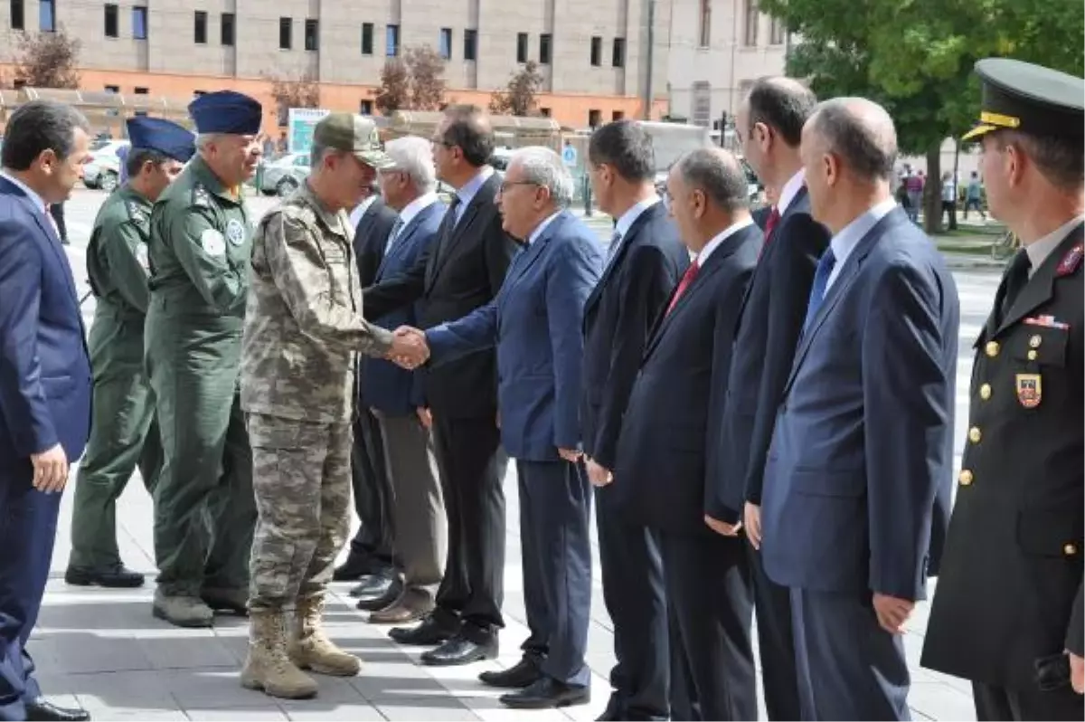 Genelkurmay Başkanı Akar Eskişehir Valisi Çelik\'i Ziyaret Etti