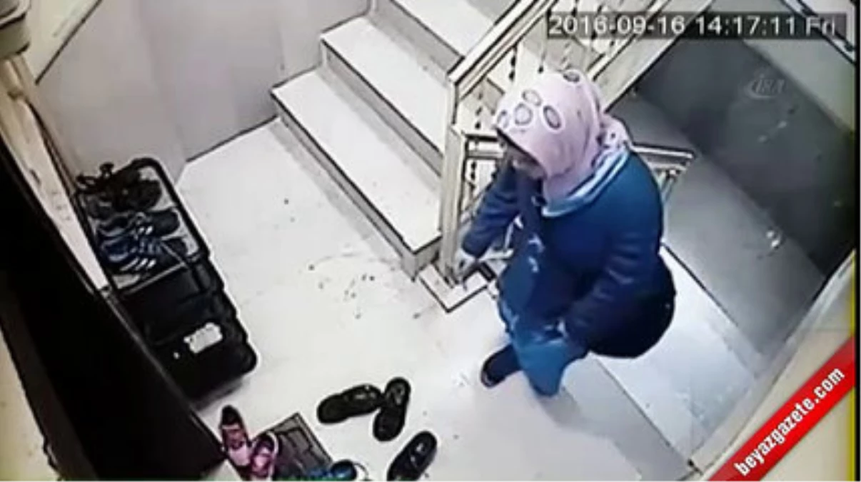 Hırsız Kadınlar, Güvenlik Kamerasını Görünce Kaçacak Delik Aradı!