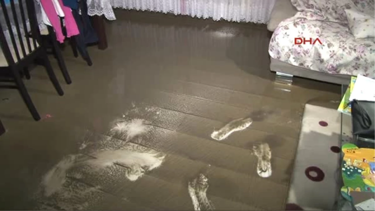 İstanbul\'da Sağanak Yağmur Evleri Su Bastı