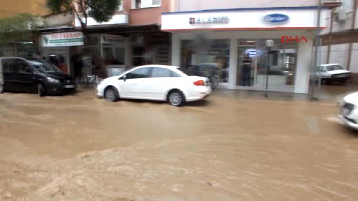 İzmir Ödemiş\'te Sağanak Yağmur