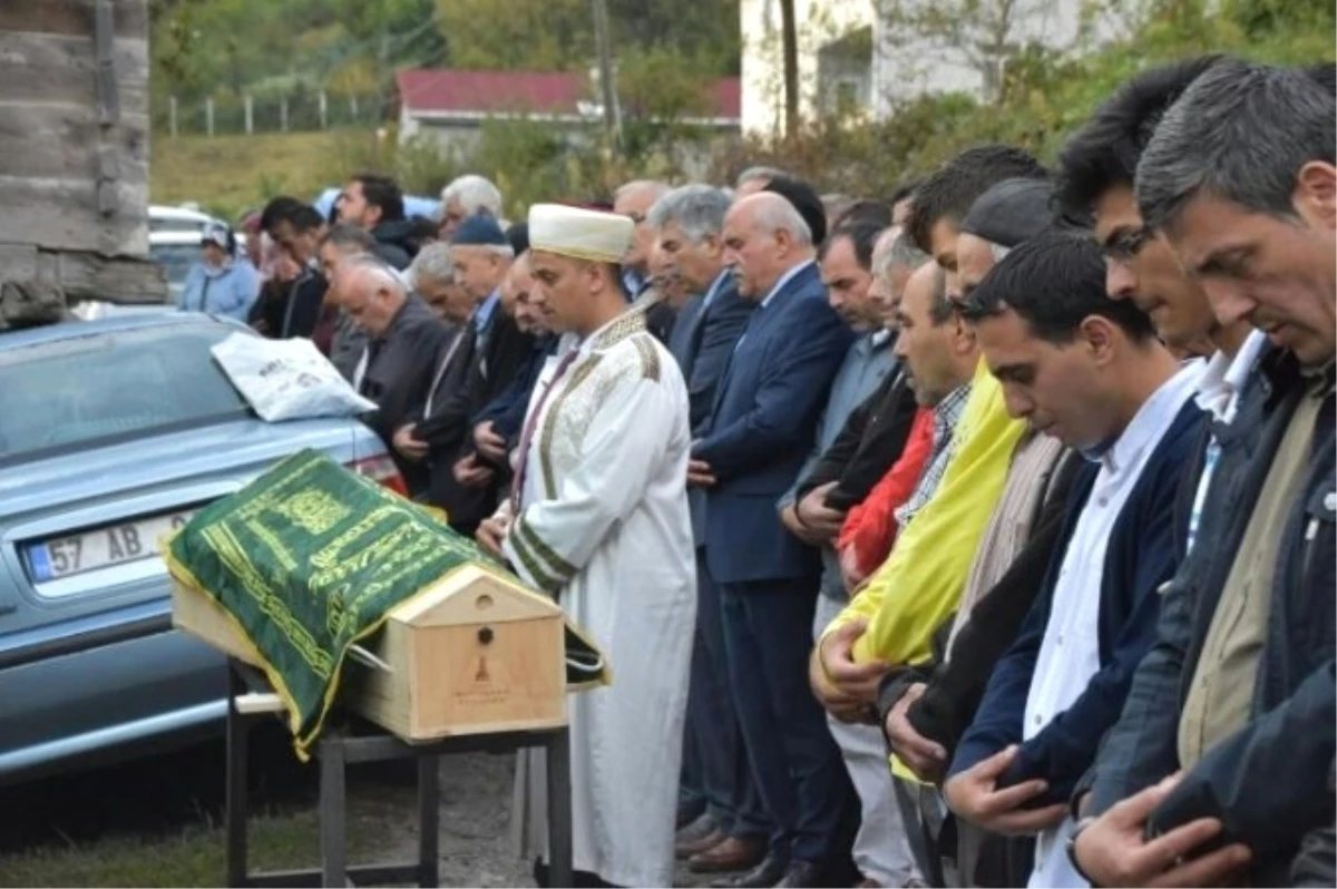 Sinop\'ta Yangında Ölen Yaşlı Adam Toprağa Verildi
