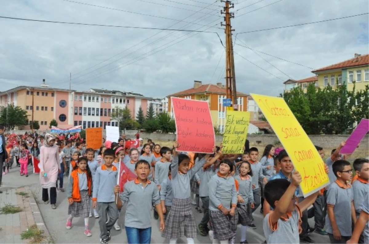 Sorgun\'da Minik Öğrenciler Demokrasi Şehitleri İçin Yürüdü