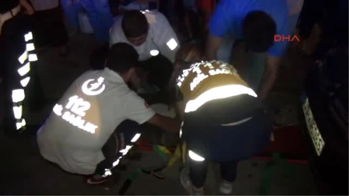 Zonguldak Hafif Ticari Araçla Çarpışan Motosikletteki 2 Kişi Yaralandı