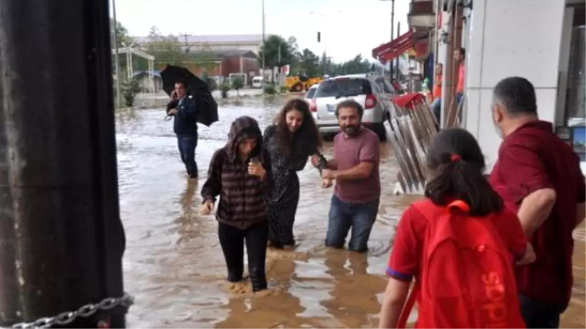 Beşikdüzü\'ne Son 5 Yılda Yağan Yağmur 2 Saatte Yağdı