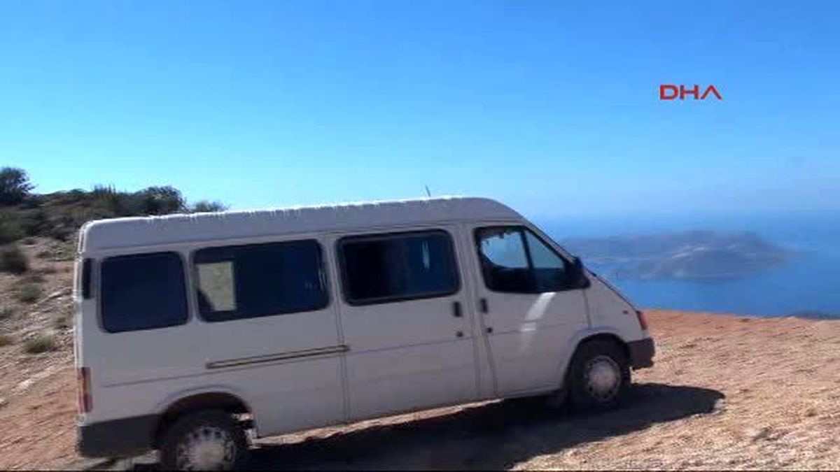 Demre Tatilciler Yamaç Paraşütüyle Kaş\'ı İzliyor
