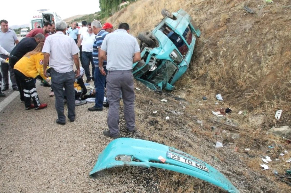 Elazığ\'da Minibüs Kaza Yaptı, 2 Hemşire Öldü, 12 Kişi Yaralandı