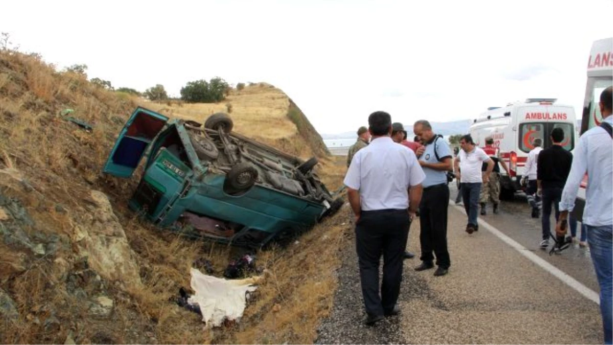 Elazığ\'da Minibüs Şarampole Devrildi: 2 Ölü, 12 Yaralı
