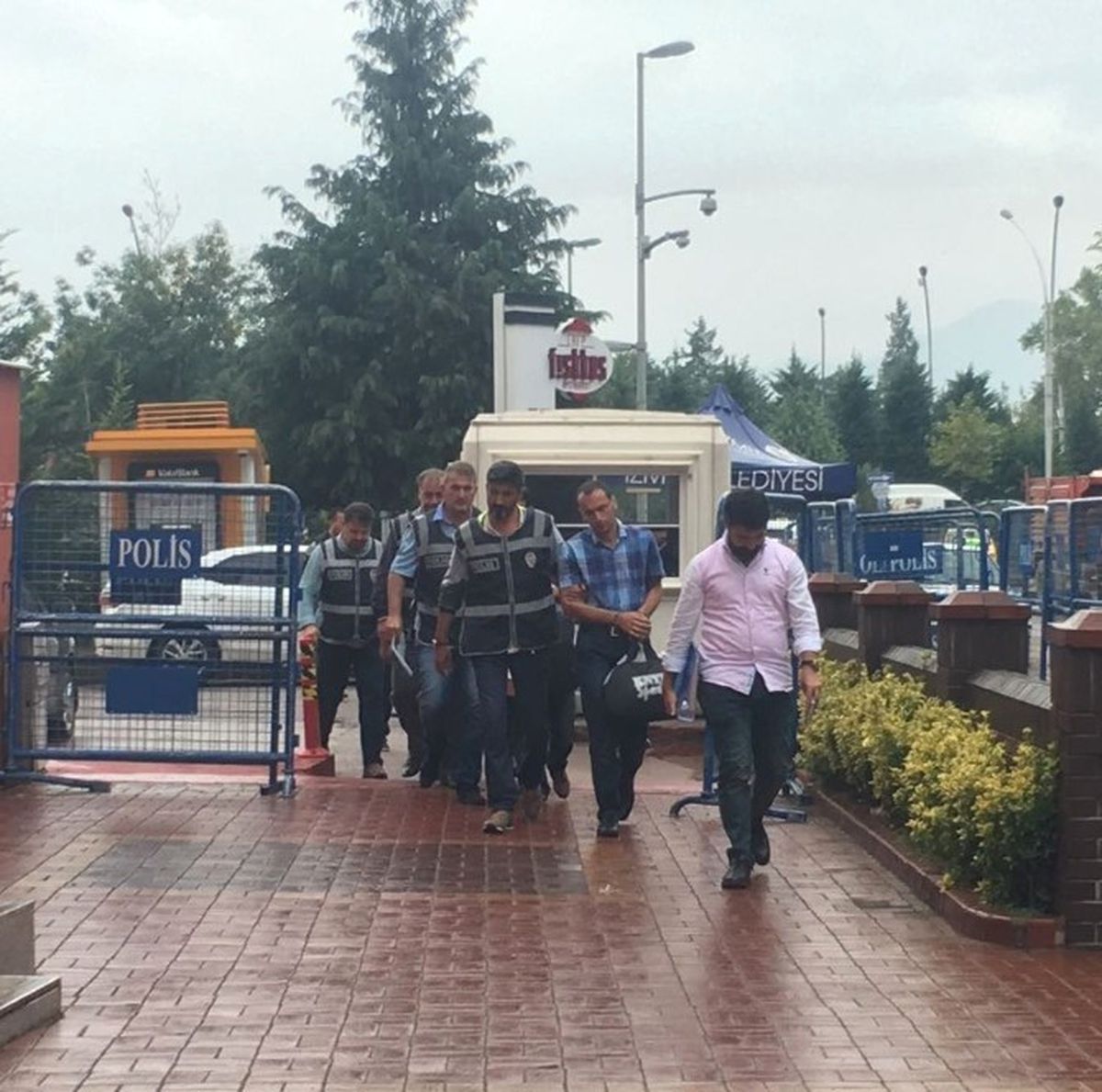 Fetö Üyesi Olduğu İddia Edilen 5 Kişi Adliyede