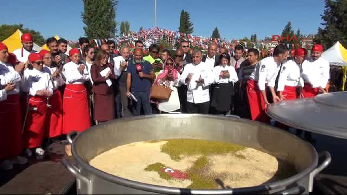 Gaziantep\'te \'Dünya Barışı\' İçin Tek Kazanda 3 Ton 192 Kilo Aşure Pişirildi