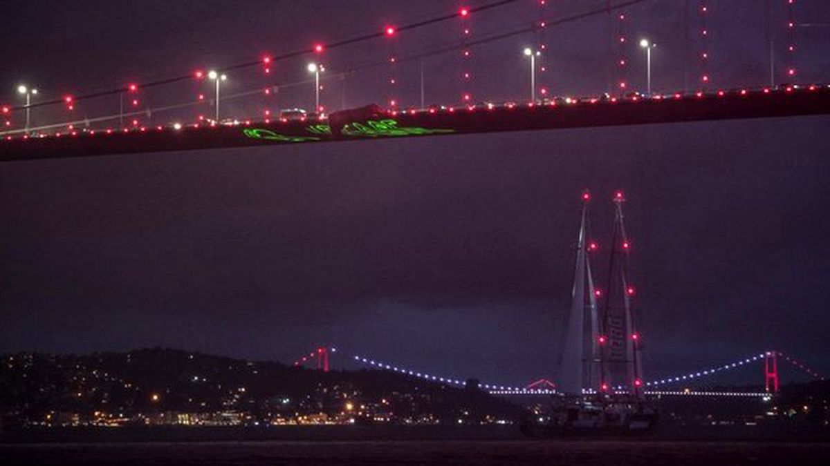 Greenpeace\'in Rainbow Worrior Gemisi İstanbul Boğazı\'nda