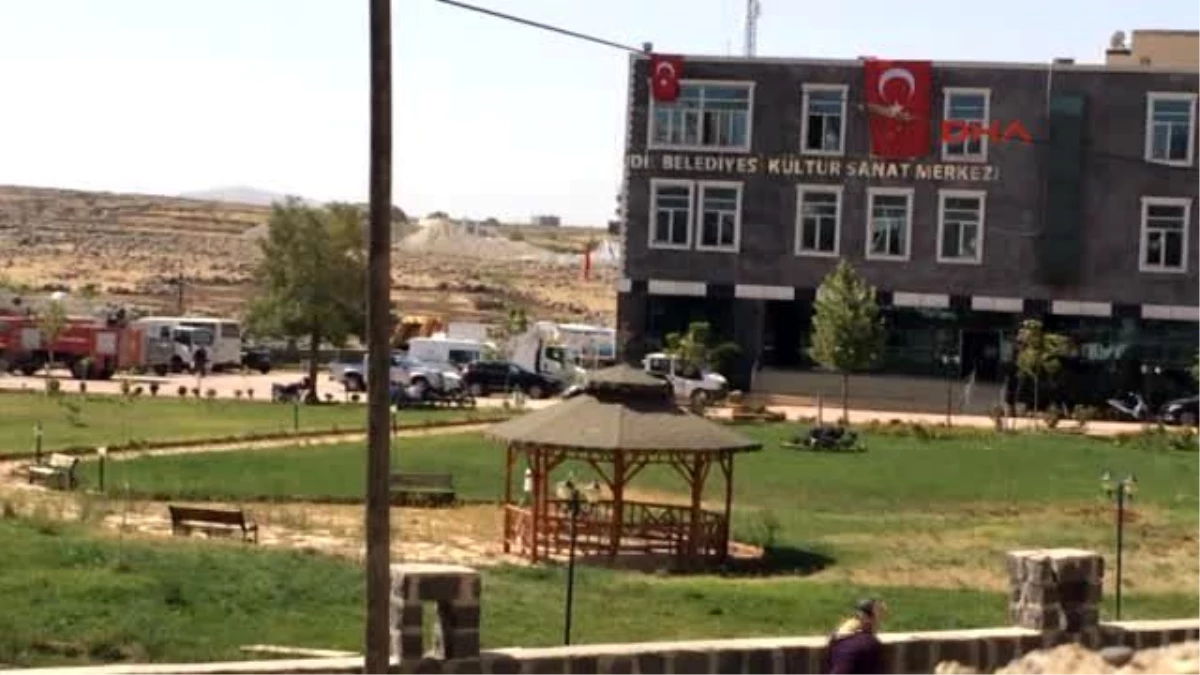 İdil Belediyesi\'ne Kayyum Atandı, Türk Bayrakları Asıldı