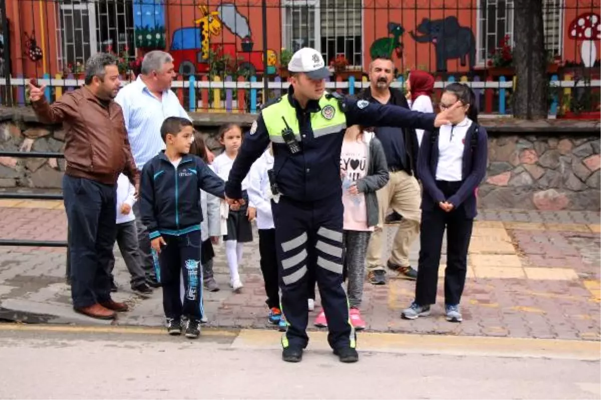 İlkokul Öğrencilerini Polis Yolun Karşısına Geçirdi