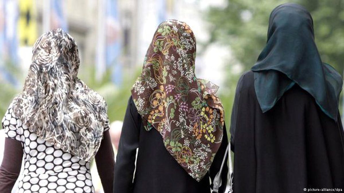 Irkçı Alman Başörtülü Anne ve Kızına Saldırdı