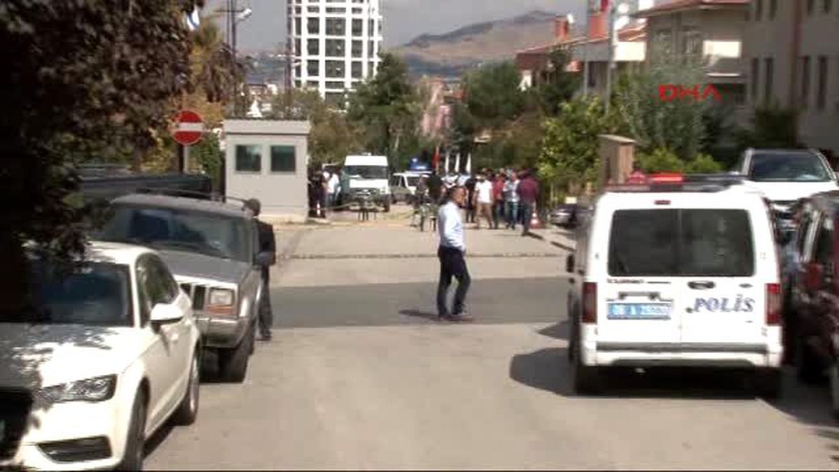 İsrail Büyükelçiliği\'ne Girmeye Çalışan Saldırgan Bacağın Vurularak Etkisiz Hale Getirildi 3