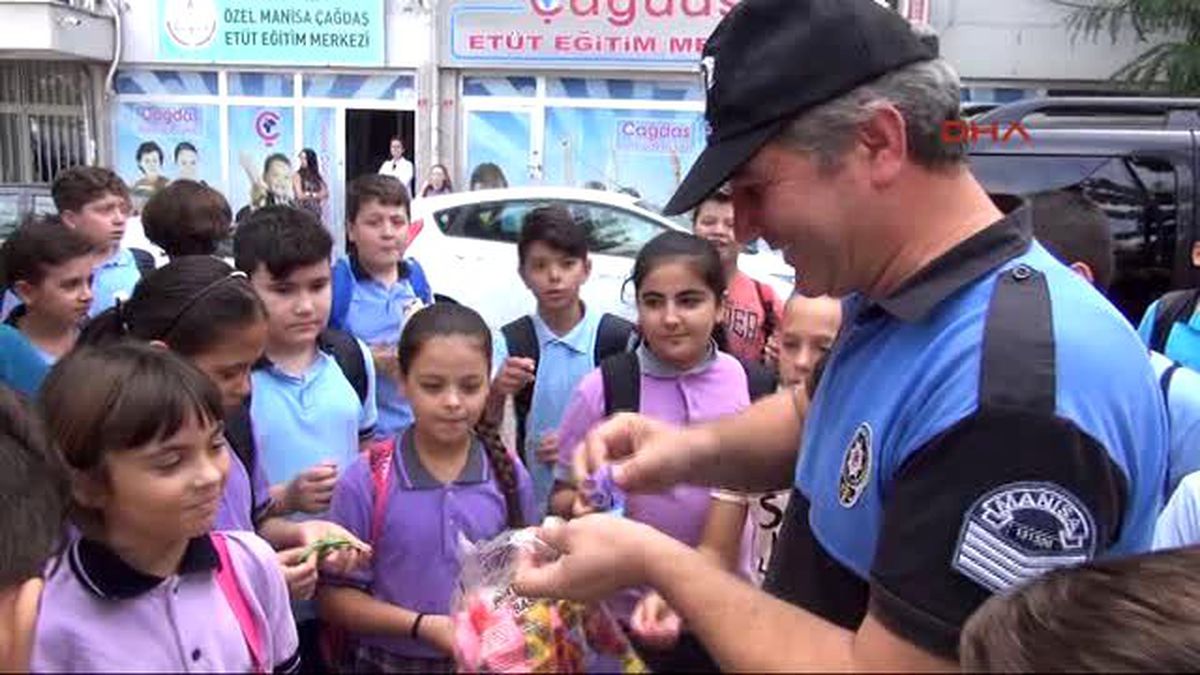 Manisa Polisten Okul Önlerinde Denetim
