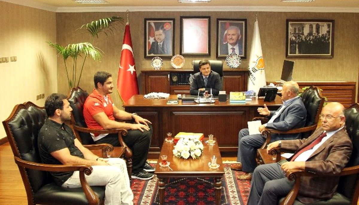 Milli Güreşçi Taha Akgül\'den AK Parti Ankara İl Başkanlığı\'na Ziyaret