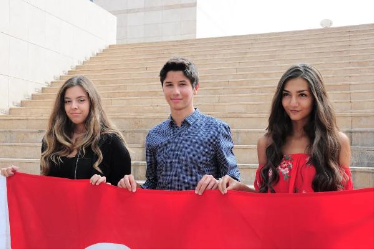 Ödüllü Öğrenciler Kapatılan Okullarının Önünde Bayrak Açtı