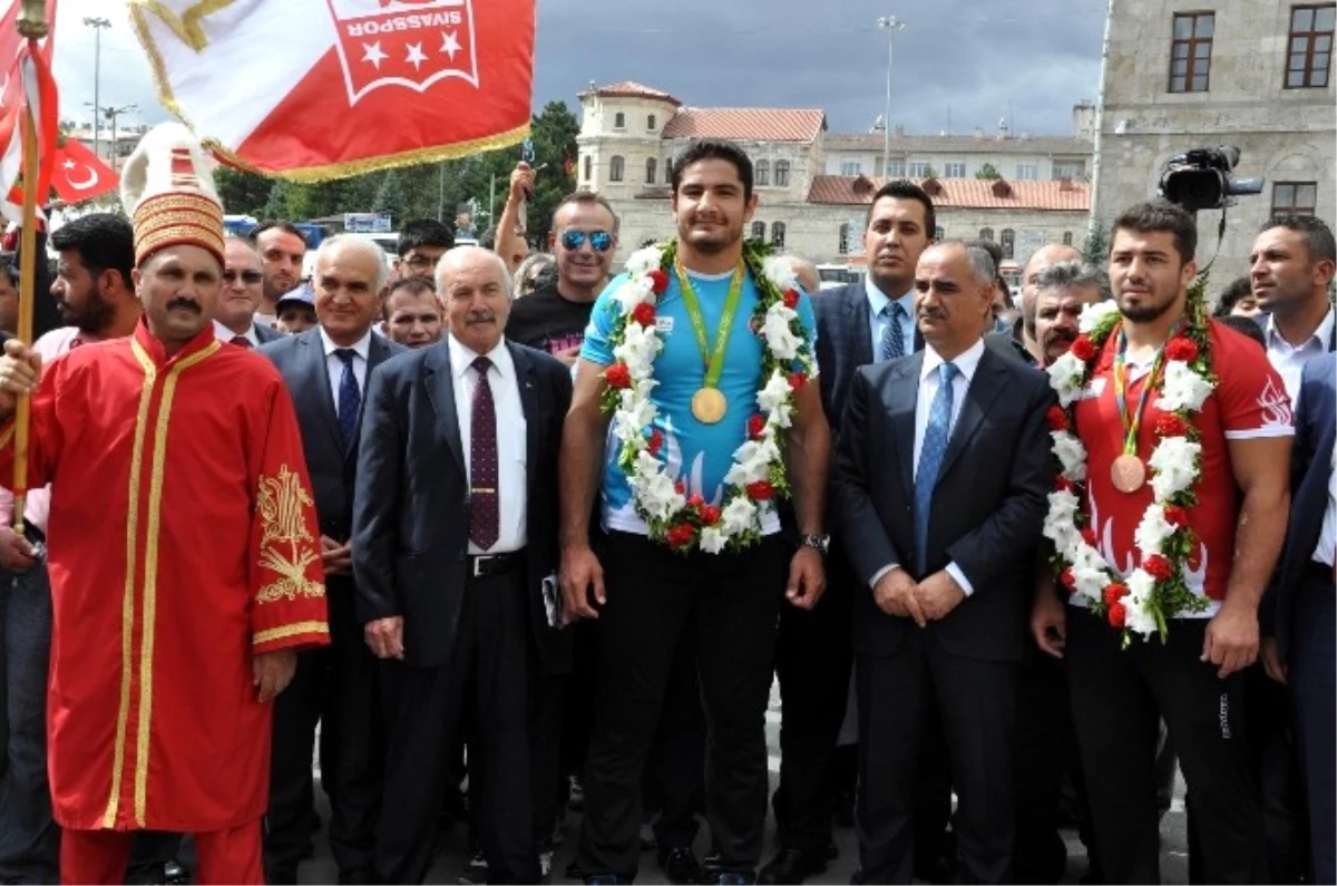 Olimpiyat Şampiyonu Taha Akgül\'e Memleketi Sivas\'ta Coşkulu Karşılama