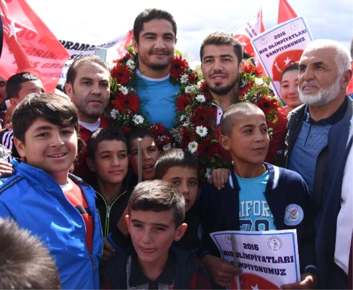 Olimpiyat Şampiyonu Taha Akgül\'e Sivas\'ta Coşkulu Karşılama