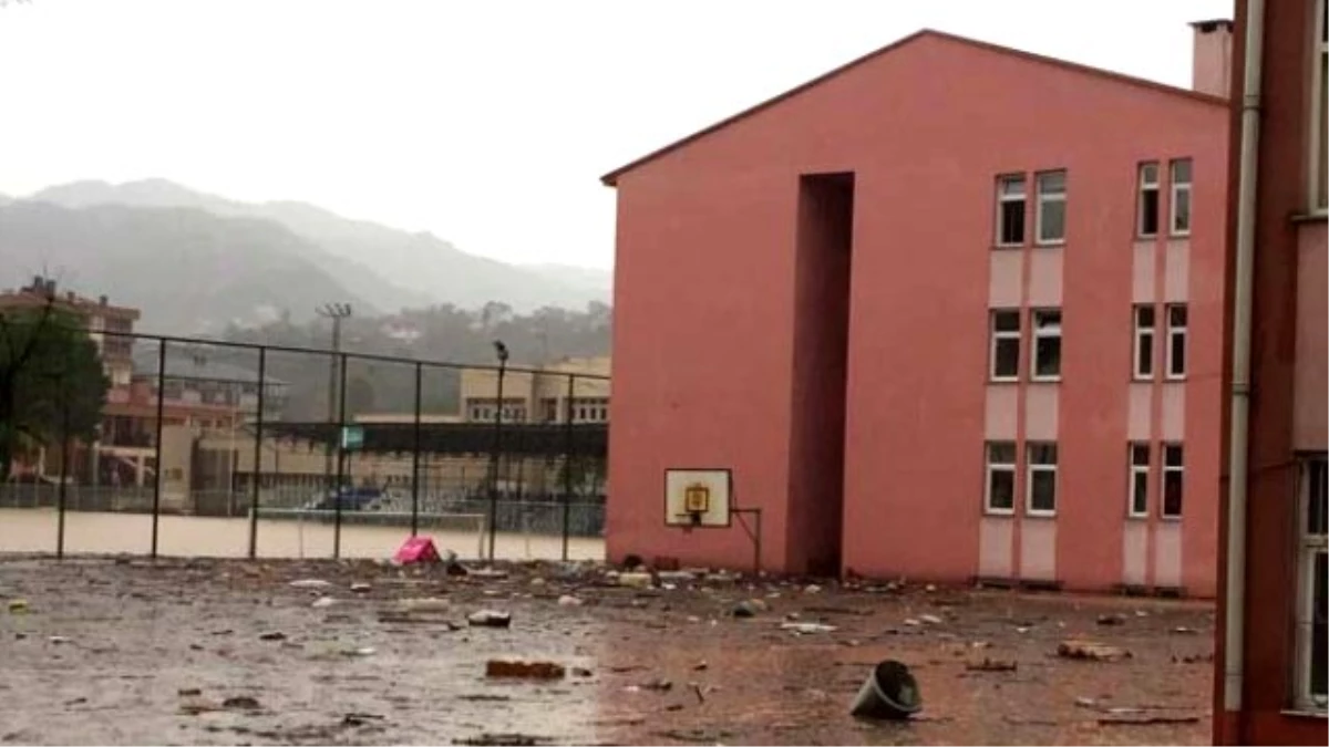 Okulda Korku Dolu Anlar! Sular Yükselmeye Başlayınca Öğrenciler Üst Katlara Kaçtılar