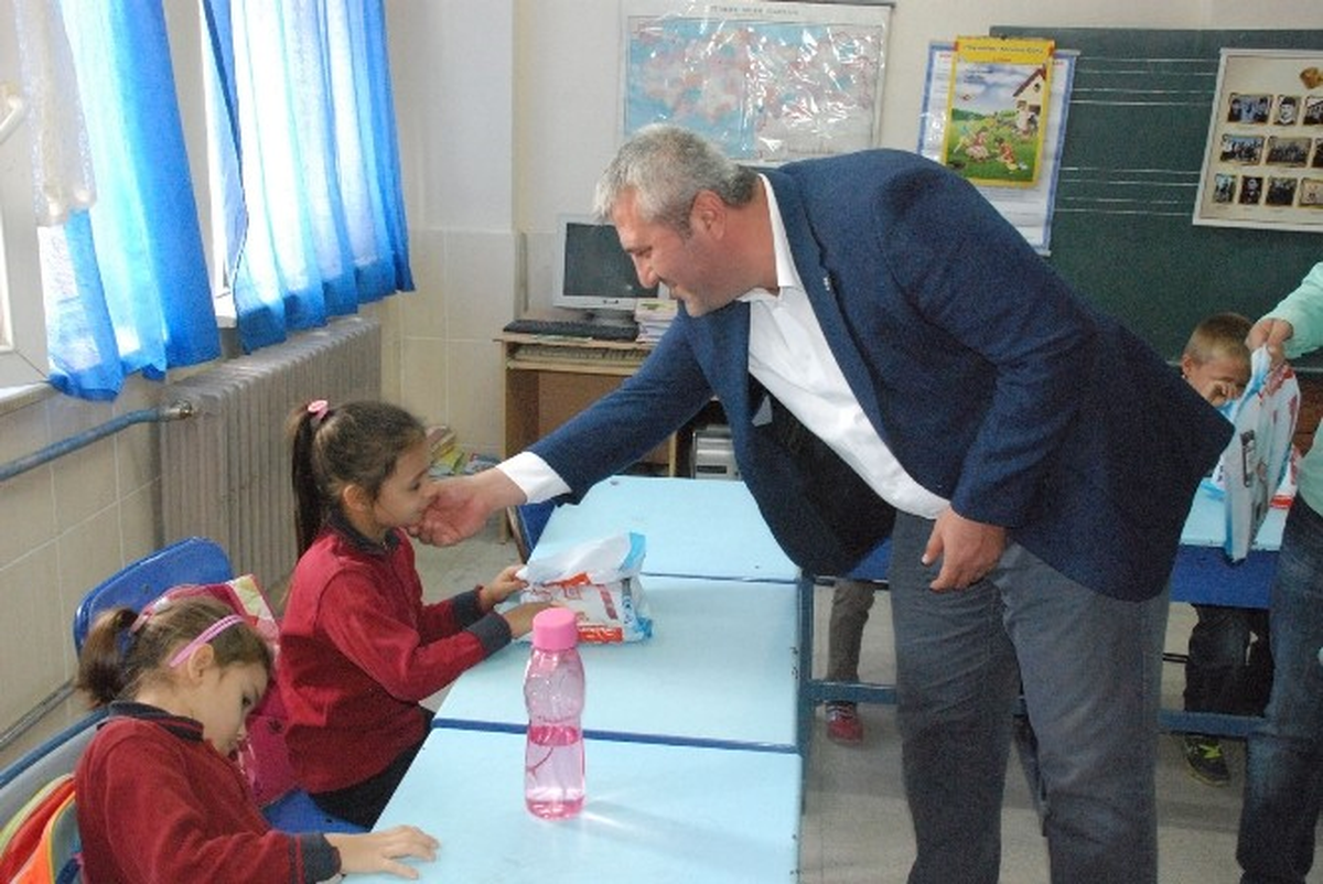 AK Parti Uşak İl Teşkilatı\'ndan Köy Öğrencilere Eğitim Desteği