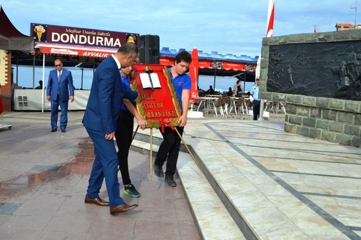 Ayvalık\'ta Yeni Öğretim Yılına Gecikmeli Tören