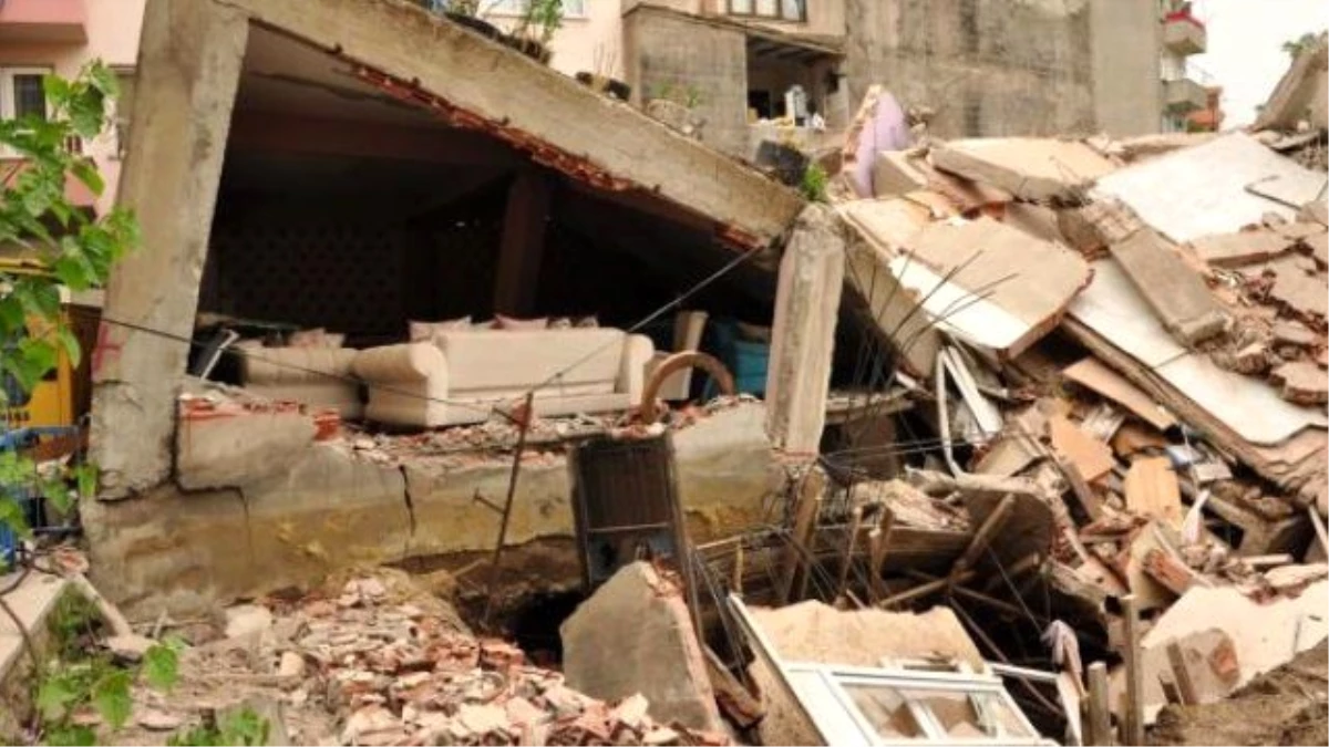 Bağcılar Sancaktepe Mahallesi\'nde Daha Önce Boşaltılmış 5 Katlı Bir Bina Çöktü.