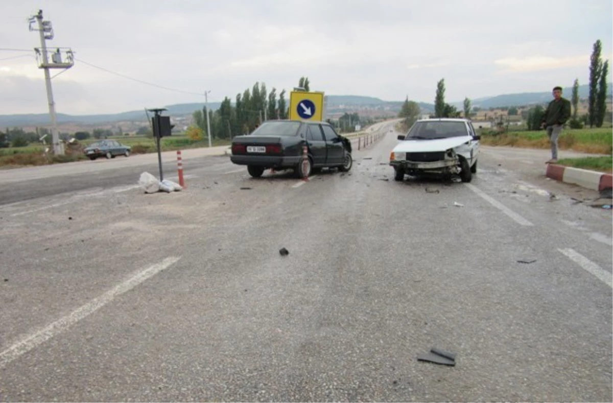 Bigadiç\'te Trafik Kazası: 3 Yaralı