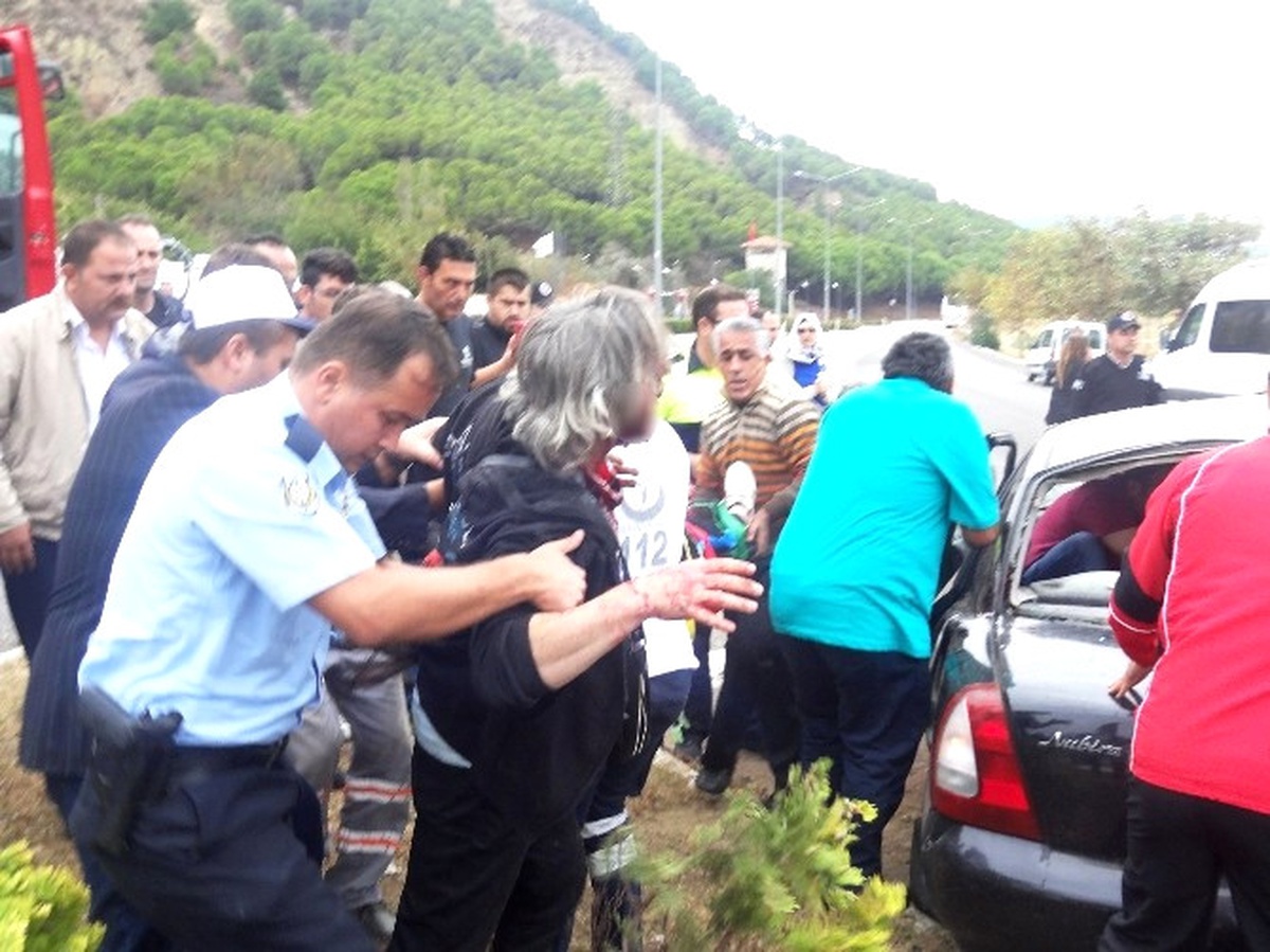 Çanakkale\'de Tur Otobüsüyle Otomobil Çarpıştı: 3 Yaralı