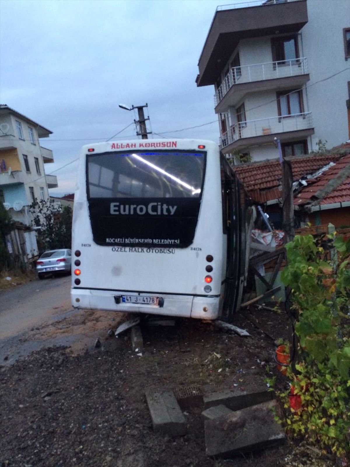 Freni Boşalan Özel Halk Otobüsü Eve Çarptı