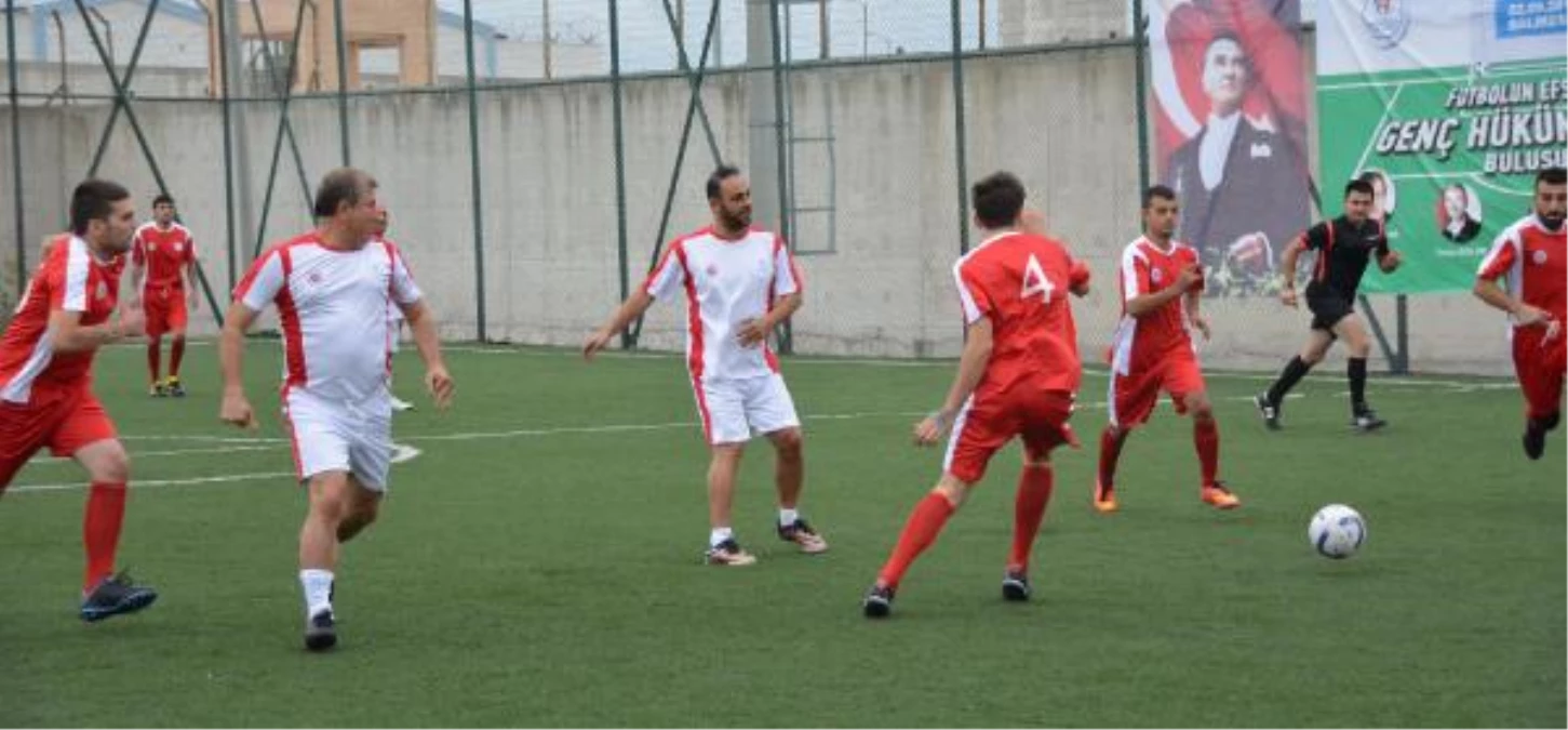 Futbolun Efsaneleri Bandırma\'da Mahkumlarla Maç Yaptı