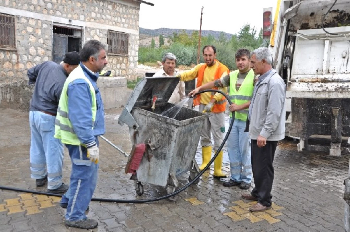 Gölbaşın\'nda Çöp Konteynırları Yıkanıyor