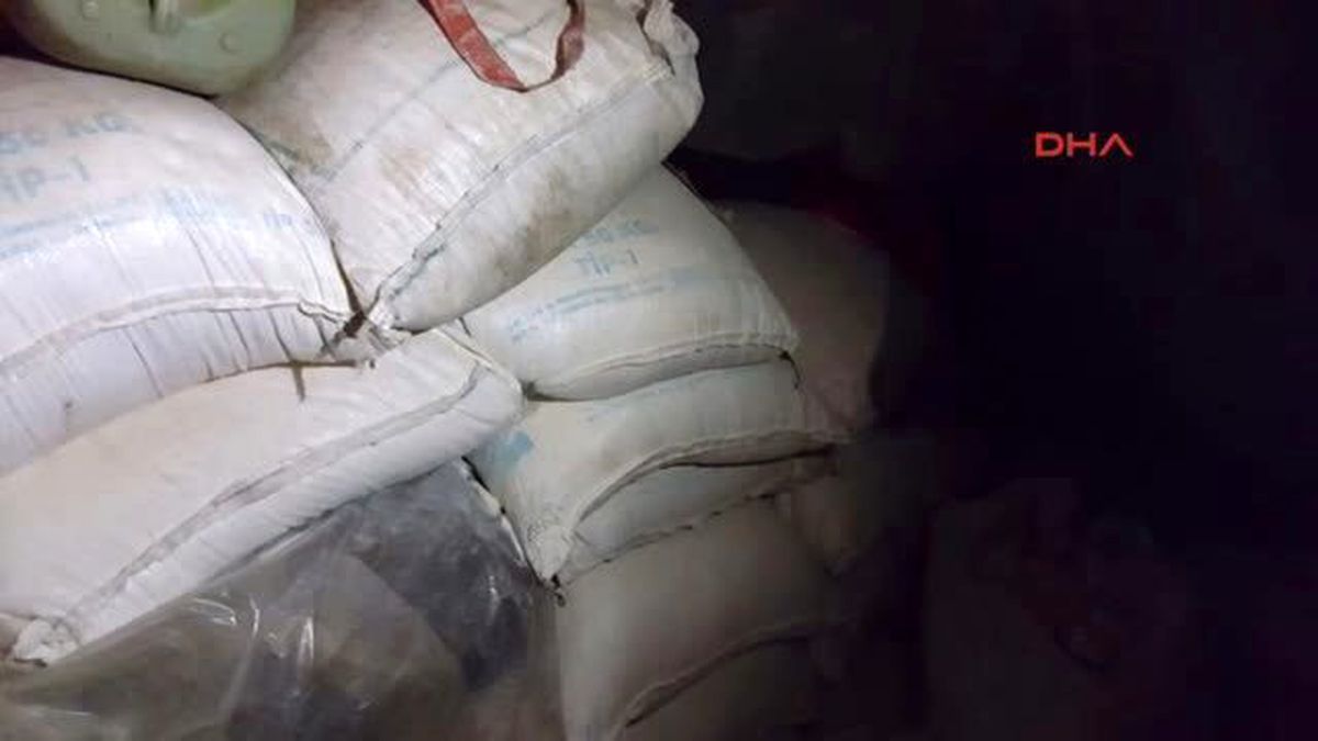 Hakkari - Çukurca\'da PKK\'ya Ait Birçok Yaşam Malzemesi ve Çok Sayıda Mühimmat Bulunarak İmha Edildi
