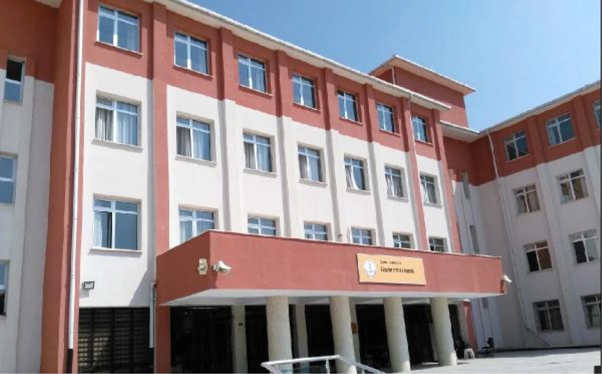 İzmir\'in Gözde Okullarında Toplu Öğretmen Atama Huzursuzluğu