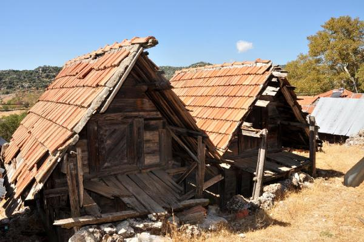 Kaş\'ta Asırlık Ahşap Ambarlar İlgi Bekliyor