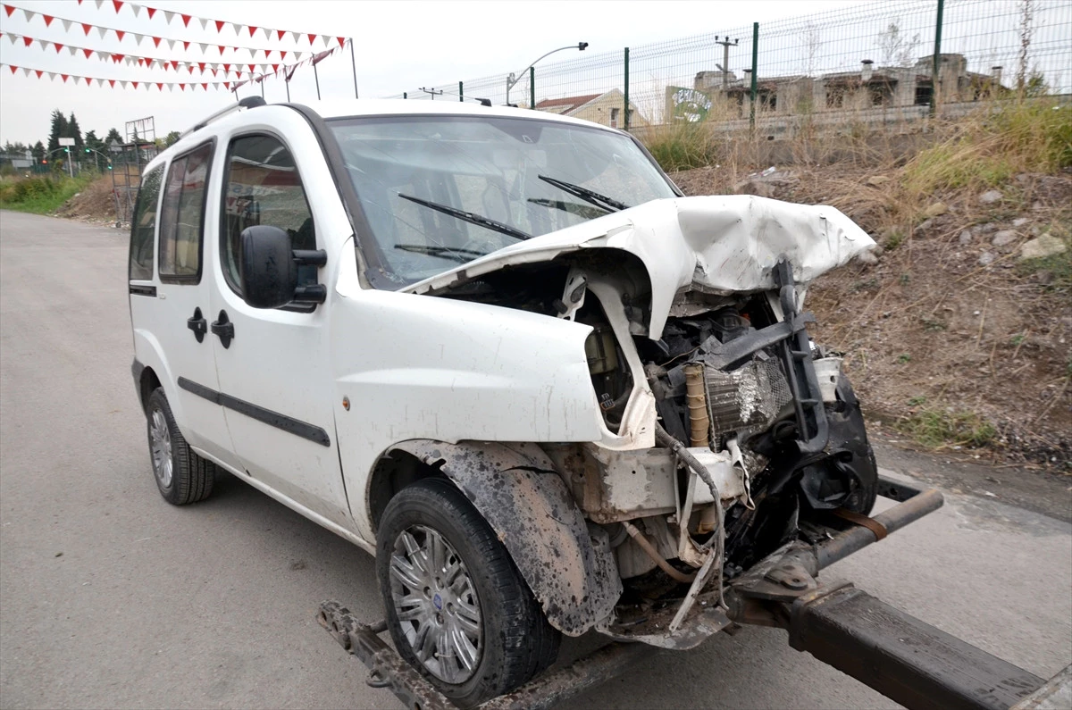 Kocaeli\'de Trafik Kazası: 3 Yaralı