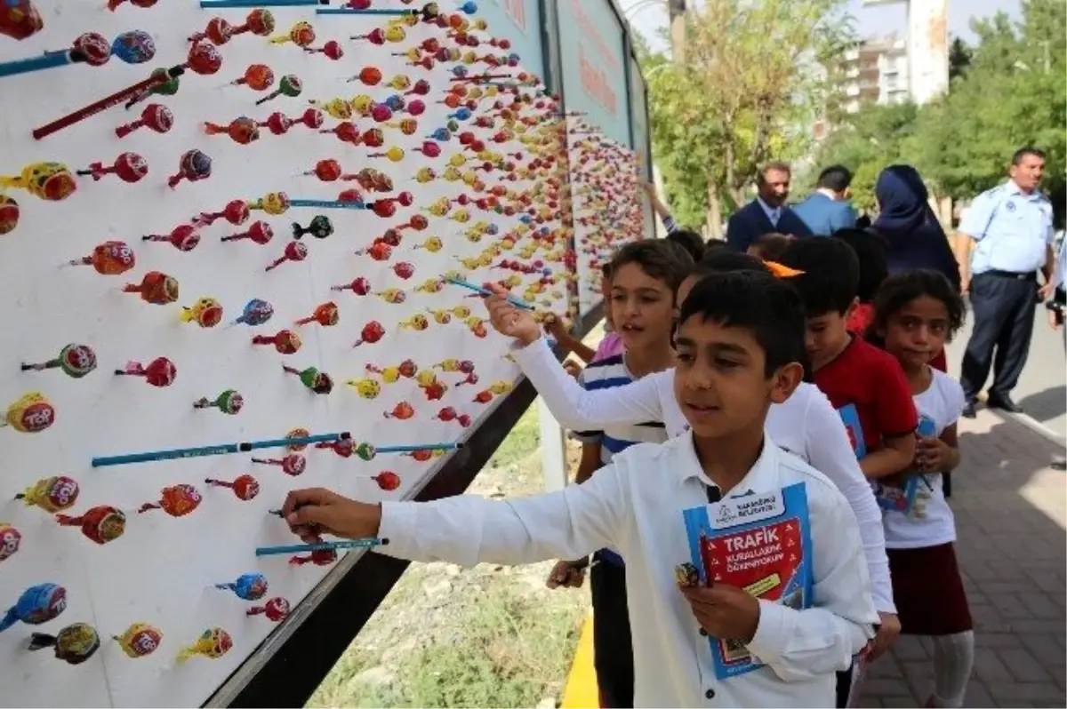 Öğrencilere Billboardlarda Kalem ve Şeker Sürprizi