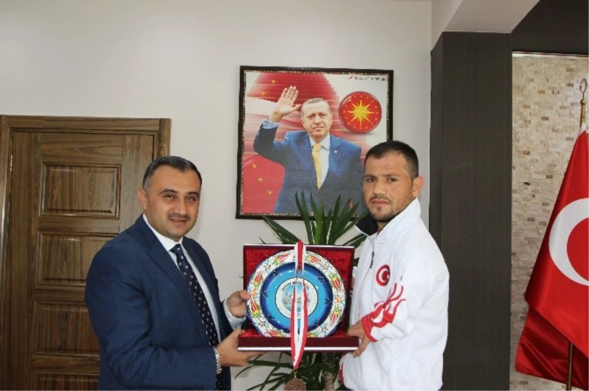 Osman Yalt Avrupa Şampiyonası Sonrası, Başkan Cabbar\'ı Ziyaret Etti